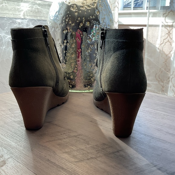 Nine West Olive Suede Wedge booties Gently Used Size 8 - Picture 3 of 7